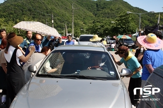 NSP통신-소성리 마을 주민들과 사드 배치 철회 투쟁위 회원들이 국방부 차량을 둘러싸고 있다. (사진 = 김덕엽 기자)