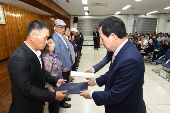 NSP통신-도서종합개발사업 표창 외달도 조영철 전 통장 (목포시)