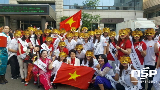 NSP통신-황금가면과 단체의상을 입고 참여한 퍼레이드 단체사진. (대구한의대학교)