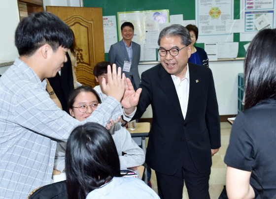 NSP통신-이재정 경기도교육감이 학생들을 격려하며 하이파이브를 하는 모습. (경기도교육청)