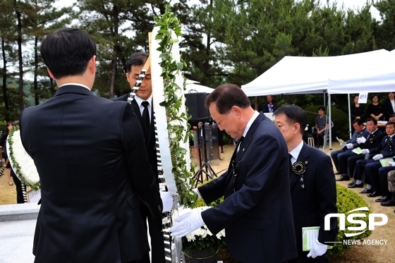 NSP통신-김항곤 경북 성주군수가 묵념을 하고 있는 모습 (사진 = 경북 성주군 제공)