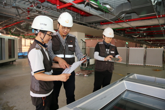 NSP통신-서울 장교동 한화빌딩 리모델링 공사현장에서 한화건설 직원들이 모바일 어플리케이션을 활용해 안전관리를 하고 있다.