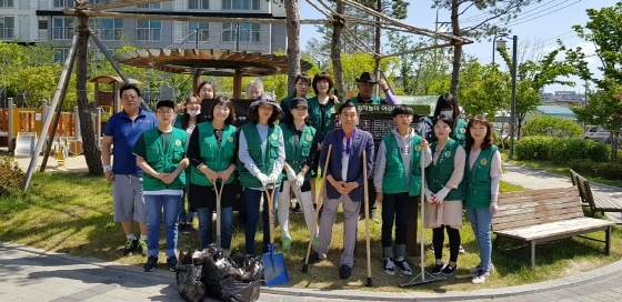 NSP통신-한국곰두리봉사회가 매월 첫째주 토요일에 초등학생부터 노인들까지 다양한 계층이 모여 수원시 세류동 일대 공원 주변 및 도로청소 활동을 펼치고 있다. (한국곰두리봉사회)