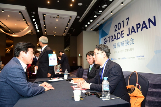 NSP통신-2017 G-TRADE JAPAN 수출상담회에서 김동근 경기도 행정2부지사(왼쪽)가 일본 바이어와 비지니스 상담을 하고 있다. (경기도)