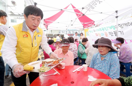 NSP통신-9일 경기 용인시 신갈동 행정복지타운 앞 광장에서 저소득 어르신 200여 명에게 무료 점심을 대접하는 사랑의 밥차 배식봉사를 하고 있는 정찬민 용인시장. (용인시)