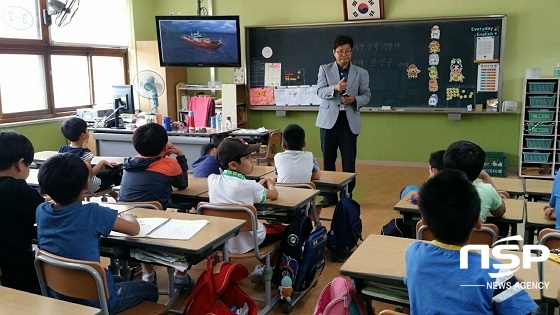 NSP통신-조상곤 군산대 교수가 9일 전주완산서초등학교에서 초등학생을 대상으로 재능기부 특강을 하고 있다.