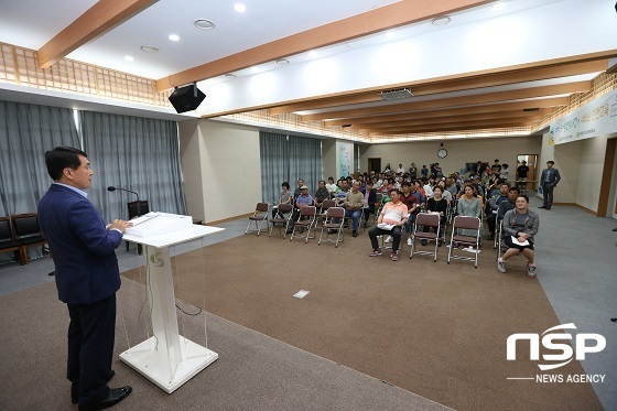 NSP통신-박성일 군수가 민박사업자 대상 농어촌 민박 서비스, 안전교육에서 참석자들애게 친절 서비스를 당부하고 있다.