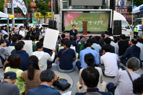 NSP통신-제30주년 6·10민주항쟁 기념식에서 인사말을 하고 있는 이재명 성남시장. (성남시)