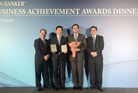 NSP통신-정채봉 우리은행 WM그룹 상무(사진 왼쪽에서 두번째)가 기념 촬영을 하고 있다.