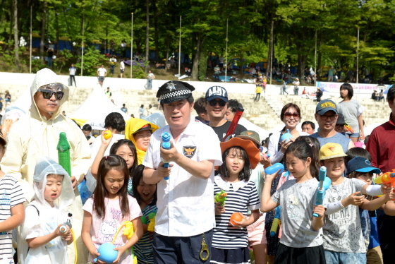 NSP통신-경찰로 분해물총 발사하는 정찬민 용인시장. (용인시)