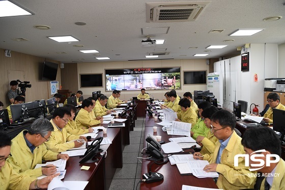 NSP통신-박성일 완주군수가 12일 긴급 재난안전 대책회의를 주재하고 있다.