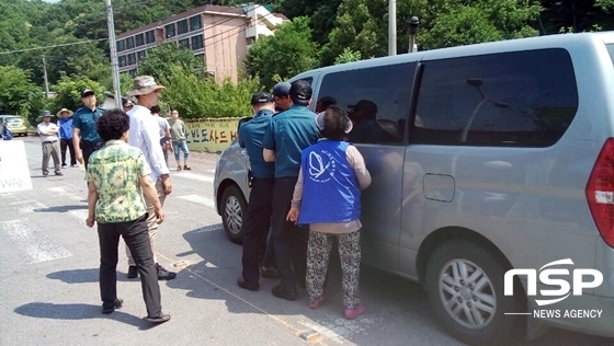 NSP통신-경찰이 마을 주민과 투쟁위 회원의 차량 내용물 확인을 제지하고 있다. (사진 = 김덕엽 기자)