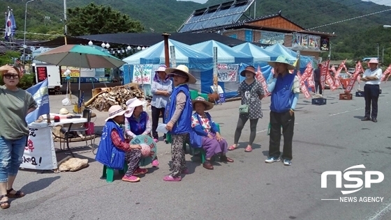 NSP통신-소성리 마을 주민과 어르신들이 항의를 위해 자리를 잡고 있는 모습 (사진 = 김덕엽 기자)