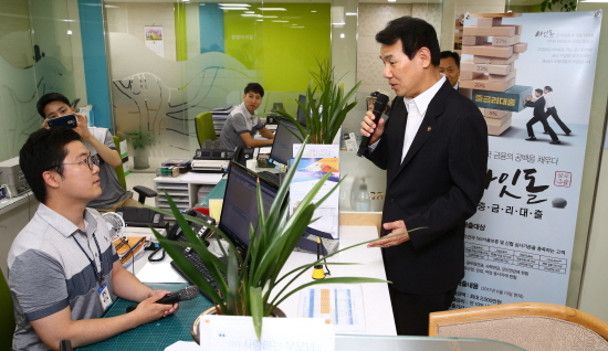NSP통신-정은보 금융위 부위원장은 13일 상호금융권 사잇돌 중금리 대출 출시일에 서울 동작구 대아신협을 방문해 상담창구 직원과 대출자를 만나 출시 상황을 점검했다.