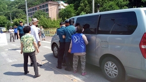[NSP PHOTO]성주 소성리 주민들, 차량검문 불법행위 고지 경찰과 대치