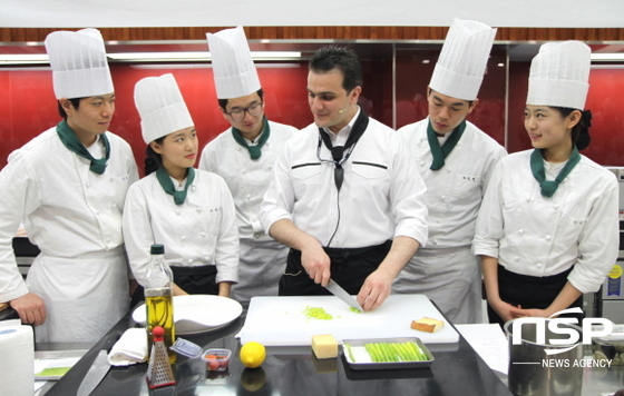 NSP통신-해외취업 촬성화를 위해 이태리 요리사가 영남이공대 식음료 조리계열 학생들을 직접 가르치고 있다. (영남이공대학교)