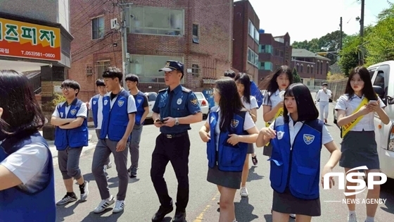 NSP통신-성서경찰서 관계자와 학생경찰동아리 와신상담 단원들이 활동을 진행하고 있는 모습 (사진 = 대구성서경찰서 제공)