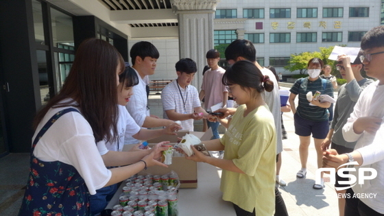 NSP통신-15일 대구과학대학교 영송중앙도서관 1층 로비에서 총학생회 학생들이 학우들에게 샌드위치와 음료를 나눠주고 있다. (대구과학대학교)
