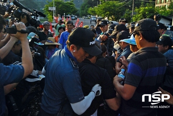 NSP통신-경찰은 차량 검문 시설 철거를 위한 강제 집행을 강행했다. (사진 = 김덕엽 기자)