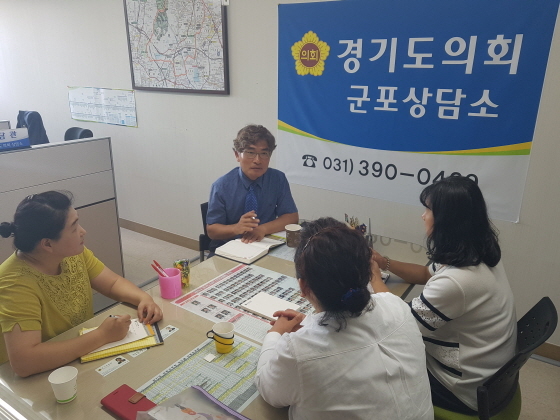 NSP통신-14일 군포상담소에서 정희시 도의원이 장애아를 둔 부모의 애로사항을 경청하고 있는 모습. (경기도의회)