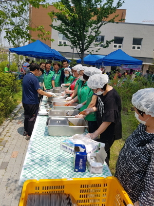 NSP통신-16일 능실마을아파트단지 내 공원에서 권선구 새마을협의회와 부녀회 회원들이 사랑의 밥차 행사를 하는 모습. (수원시지회)