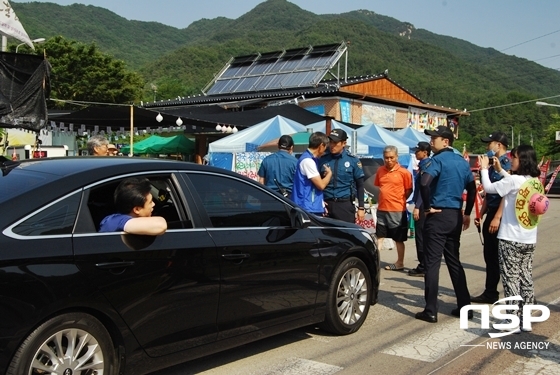 NSP통신-도준수 경북성주경찰서장(왼쪽)이 차량에서 주민들에게 비켜줄 것을 요구하고 있다.(사진 = 김덕엽 기자)