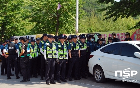 NSP통신-경찰이 서북청년단 회원과 마을 주민 간 충돌을 막기 위해 집회 현장 진입을 통제하고 있다. (사진 = 김덕엽 기자)