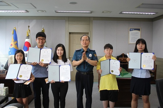 NSP통신-최재천 김포경찰서장(가운데)와 UCC 사진 콘테스트 수상자들. (김포경찰서)