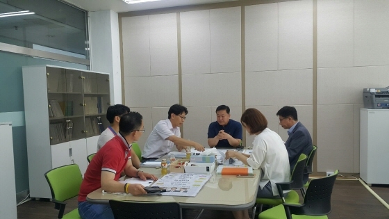 NSP통신-19일 시흥상담소에서 이상희 경기도의원을 비롯한 관계자들이 서해중학교 체육관 건립에 관한 간담회를 갖고 있는 모습. (경기도의회)