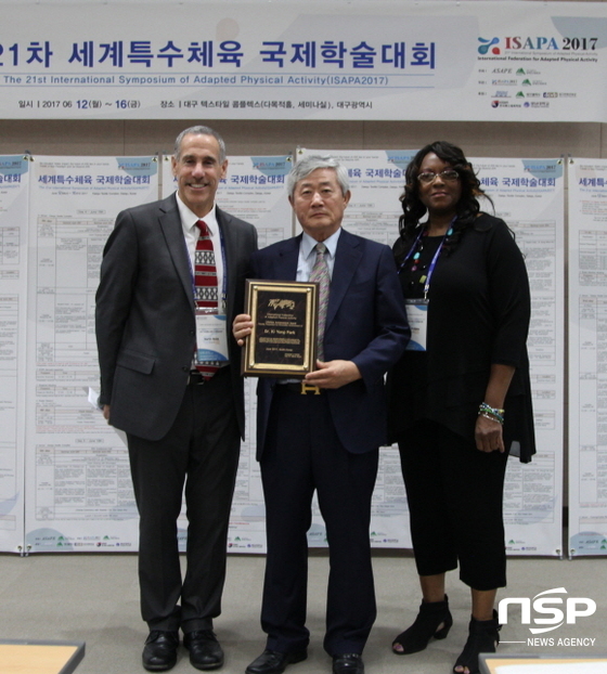 NSP통신-영남대 박기용 특수체육교육과 교수(가운데)가 세계특수체육학회로부터 최고 공로상을 수여받았다. (영남대학교)