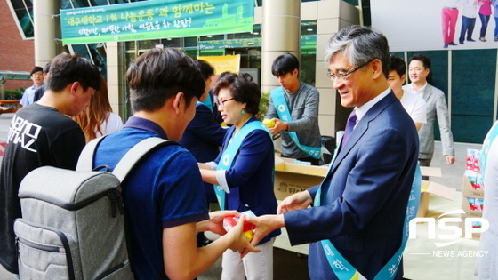 NSP통신-19일 아침 대구대 차 한 잔의 여유 행사 때 홍덕률 총장이 한 학생에게 간식을 나눠주고 있다. (대구대학교)