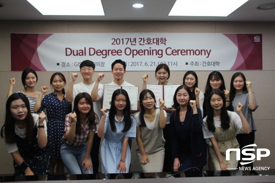 NSP통신-대구과학대학교 간호대학 간호학과에서 21일 교내 국제회의장에서 개최한 미국 블룸필드대학교 글로벌 복수학위 발대식에서 간호학과 이정환(2열 왼쪽에서 3번째)군과 현정민(2열 왼쪽에서 4번째)양이 입학허가서와 장학증서를 들고 기념촬영을 하고 있다. (대구과학대학교)