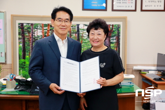 NSP통신-임광원 울진군수(왼쪽)로부터 마을기업 지정서를 받고 있는 매야전통식품 최송자 대표 (울진군)