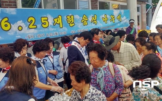 NSP통신-한국자유총연맹 성주군지회 회원들이 성주시장에서 6.25 재현음식을 나누고 있다. (사진 = 한국자유총연맹 성주군지회 제공)