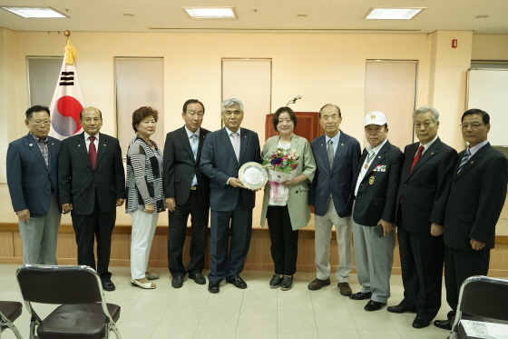 NSP통신-22일 문경희 경기도 보건복지위원장이 보훈단체협의회로부터 감사패를 수상하고 기념촬영을 하고 있는 모습. (경기도의회)