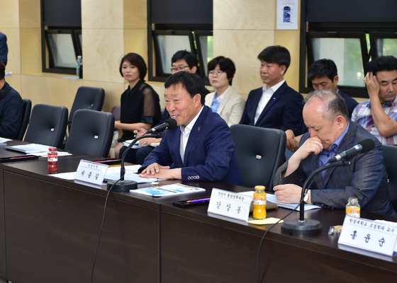 NSP통신-세계정원 경기가든 조성사업 타당성 및 기본계획 수립 용역 중간보고회에서 제종길 안산시장이 의견을 발표하고 있는 모습. (경기도)