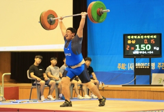 NSP통신-완도군이 2017 전국역도선수권대회 열기로 가득하다