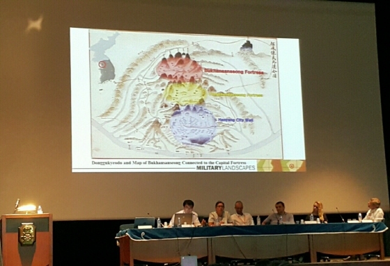 NSP통신-2017 국제군사경관학회에서 군사유산과 예술이라는 특별 세션에 박현욱 경기문화재단 주임연구원이 18세기 조선의 상징적 군사경관이라는 주제로 북한산성의 문화유산적 가치에 대해 발표하고 있는 모습. (경기도)
