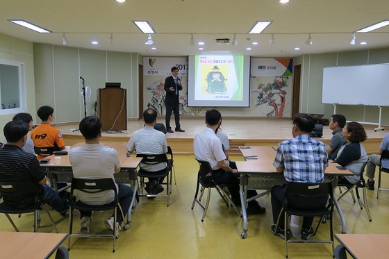 NSP통신-권행완 정치학박사 교수님의 청렴강연을 광명소방서 직원들이 듣고 있다. (광명소방서)