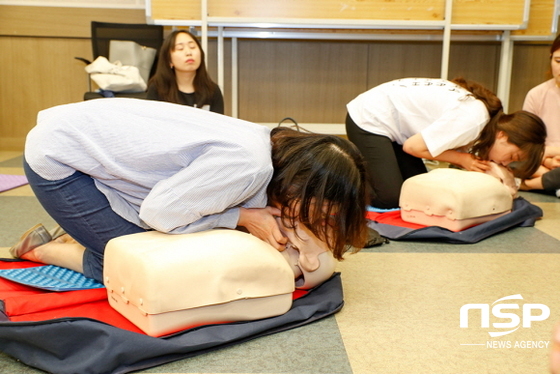 NSP통신-영남대 사범대학에서 교원양성과정 이수 학생들이 응급처치 및 심폐소생술 교육을 받고 있다. (영남대)