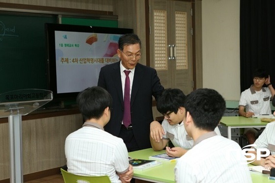 NSP통신-장만채 전남교육감이 27일 소프트웨어교육 선도학교인 목포마리아회고등학교를 찾아 학생들을 격려하고 있다. (전남도교육청)