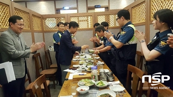 NSP통신-수성경찰서 관계자들이 범어지구대 김진숭 팀장에게 표창을 수여하고 있다. (사진 = 대구수성경찰서 제공)