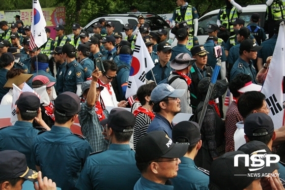 NSP통신-경찰이 일부 과격한 집회 참가자와 주민 간 충돌을 막기 위해 둘러싸고 있다. (사진 = 김덕엽 기자)