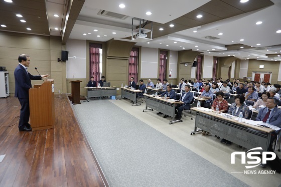 NSP통신-이항로 진안군수가 주민참여예산 및 지방보조금심의 위원회 합동 워크숍에 참석해 인사말을 하고 있다.