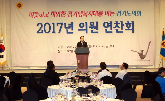 NSP통신-푸르미르호텔에서 개최된 경기도의회 2017년 의원 연찬회에서 정기열 경기도의장이 축사를 하고 있는 모습. (경기도의회)