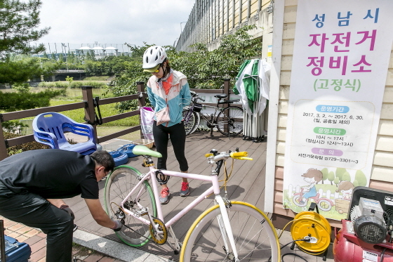 [NSP PHOTO]성남시, 탄천서 고장난 자전거 무상으로 고쳐요