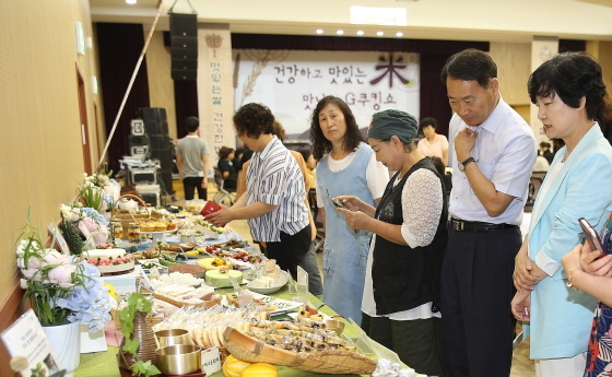 NSP통신-28일 농업과학교육관에서 쌀 요리 전시와 시식을 통해 각 시군의 출품작을 맛보고 즐기며 정보를 공유하고 있는 모습. (경기도)