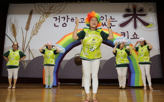 NSP통신-28일 농업과학교육관에서 쌀을 주제로 한 홍보경연 댄스를 추고 있는 모습. (경기도)