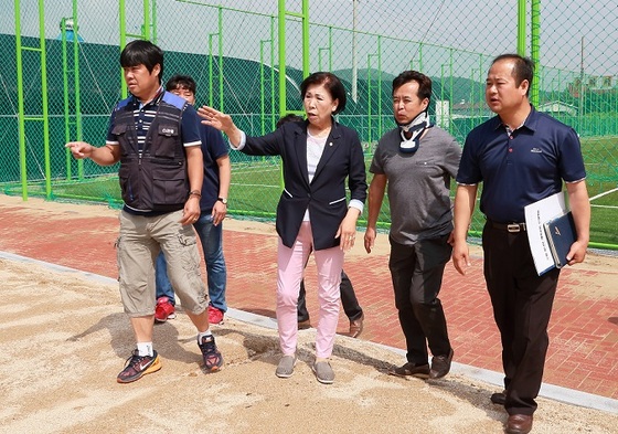 NSP통신-이상숙 안산시의회 도시환경위원회 간사가 수암 꿈나무 체육공원 공사 현장을 방문해 시 관계자 및 주민들과 이야기를 나누고 있다. (안산시의회)