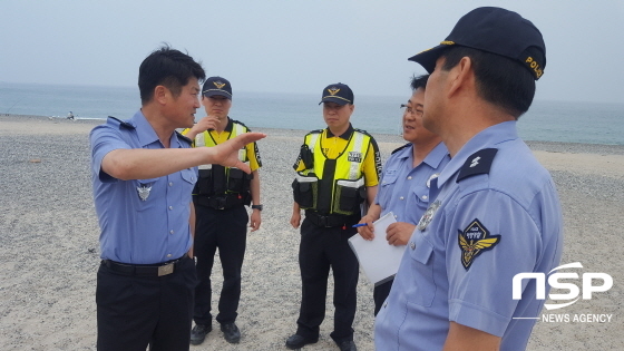NSP통신-오상권 동해해경본부장(왼쪽)이 경북 동해안 해수욕장 치안현장을 점검하고 있다. (포항해양경비안전서)